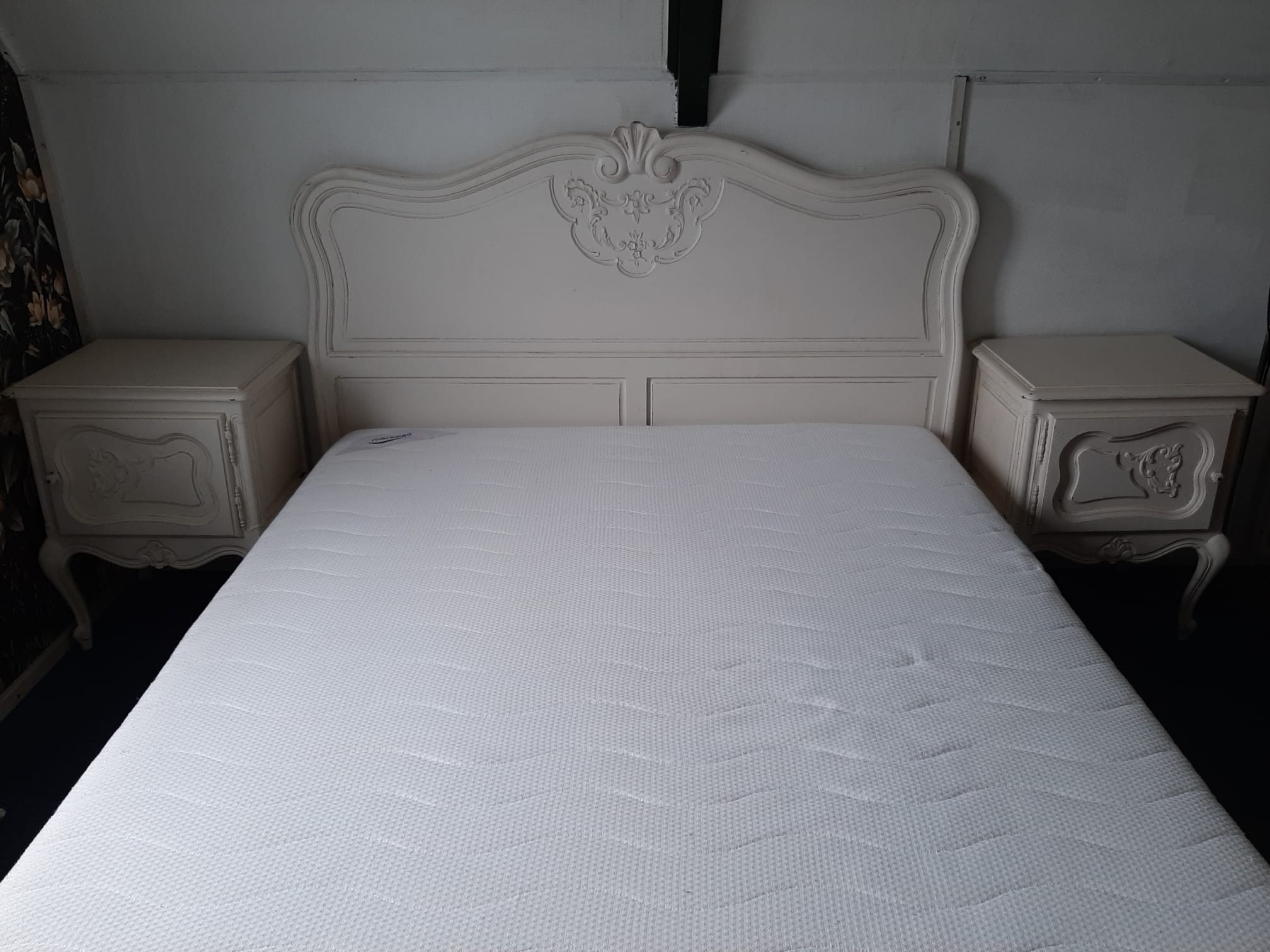 2pers bed met 2 bed kastjes