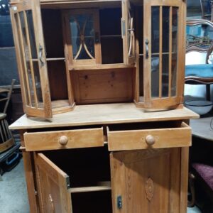 Afbeelding van WhatsApp op 2024-07-31 om 19.53.02_7ed5efd6 Grenen buffet  kast ronde glas deurtjes,