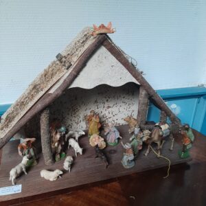 0f95cc8a-e6bd-451d-9be1-eb57390c91c1 Kerststal met kunststof karakters