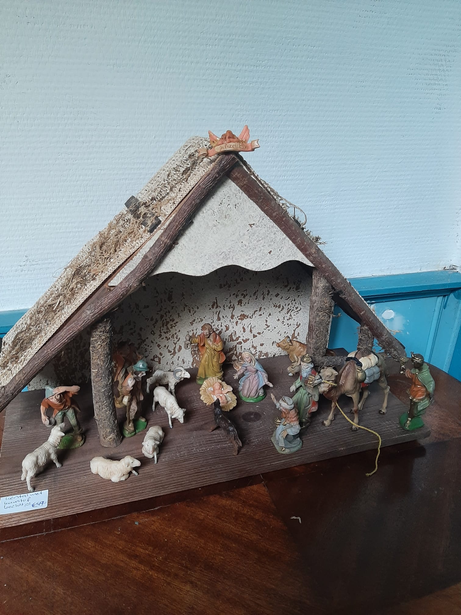 Kerststal met kunststof karakters