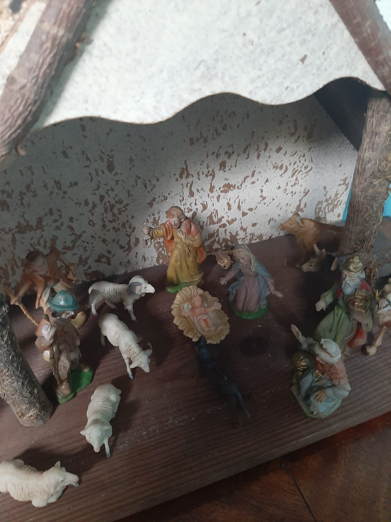 Kerststal met kunststof karakters - Afbeelding 2